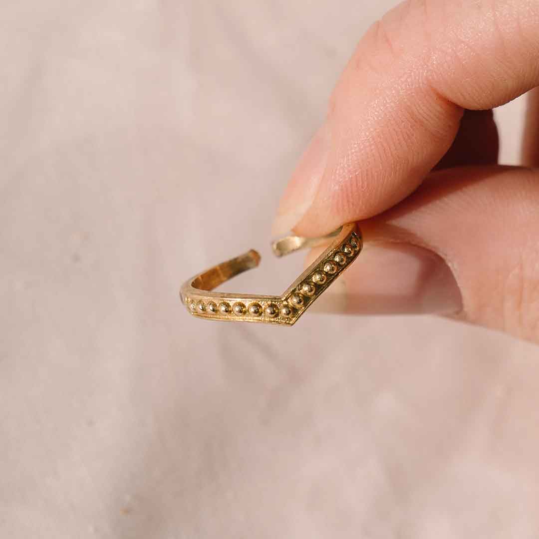 Auf diesem Bild wir der Boho Ring von einer Hand gehalten.