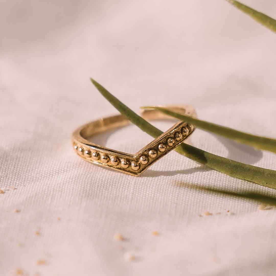 Dieses Bild zeigt eine Detail Ansicht des goldenen Boho Rings