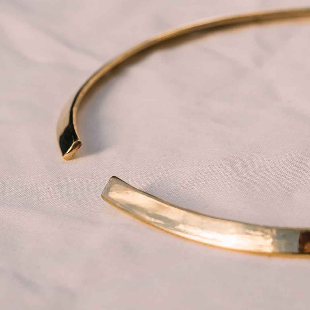 Dieses Bild zeigt eine Detailansicht des goldenen Halsreifes der hinten offen ist.