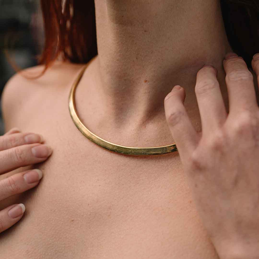Dieses Bild zeigt den Halsreif am Hals eines Models.
