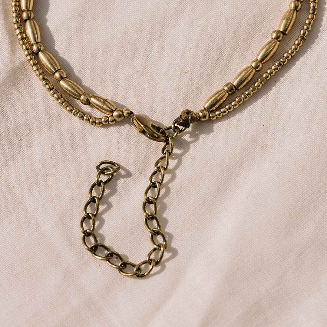 Dieses Bild zeigt den Verschluss der Halbmond Kette in Gold