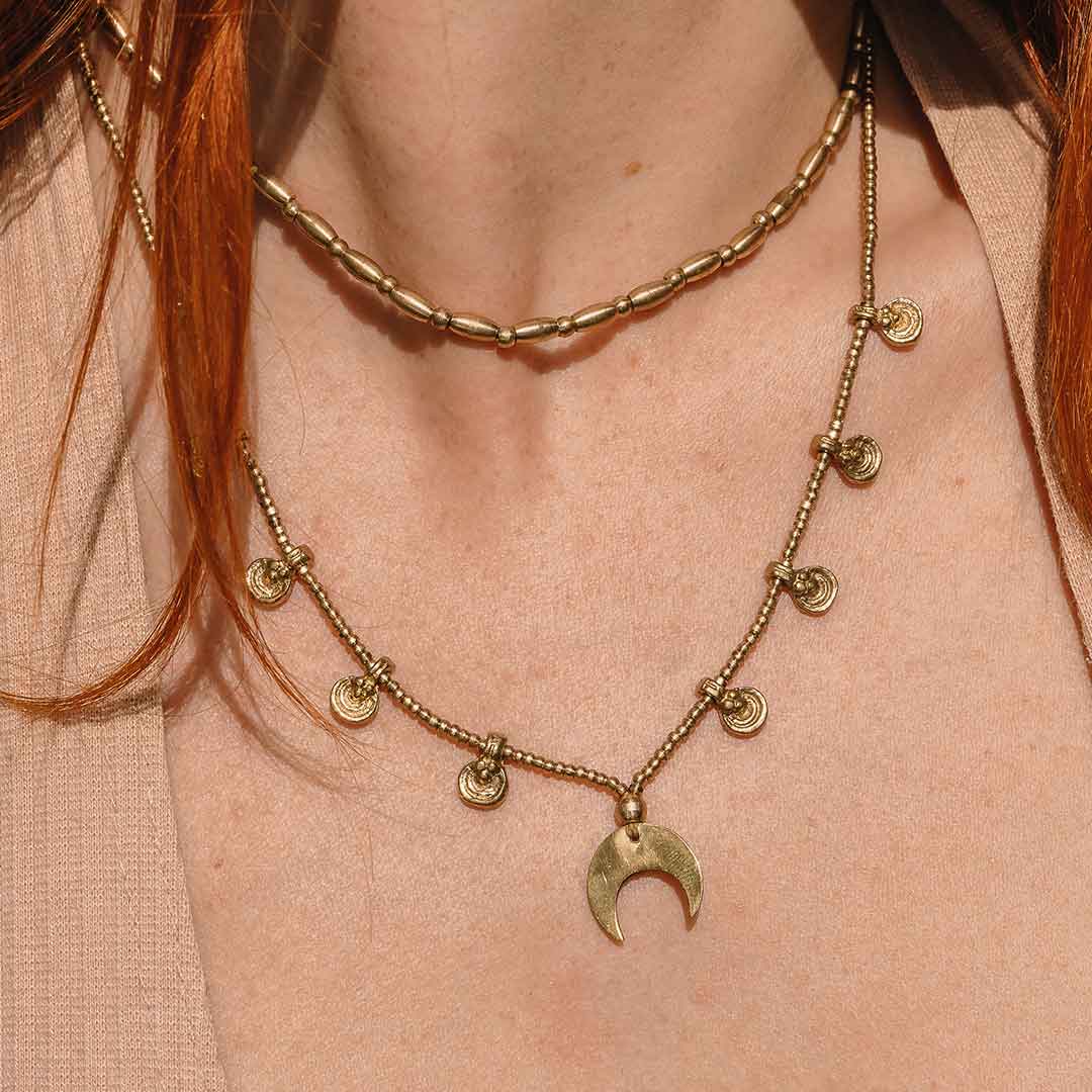 Dieses Bild zeigt die Halbmond Kette in Gold am Hals einer Frau