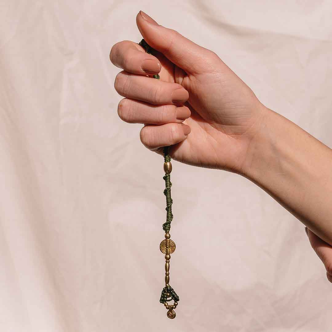 Auf diesem Bild wird die Hairwrap von einer Hand gezeigt.