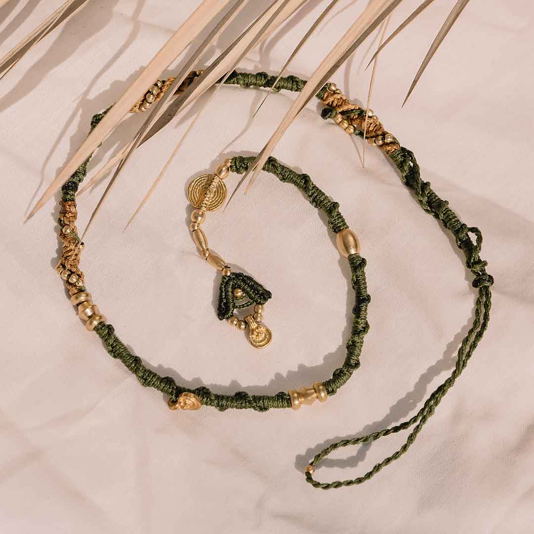 Das Bild zeigt eine Hairwrap mit Messing Anhängern.