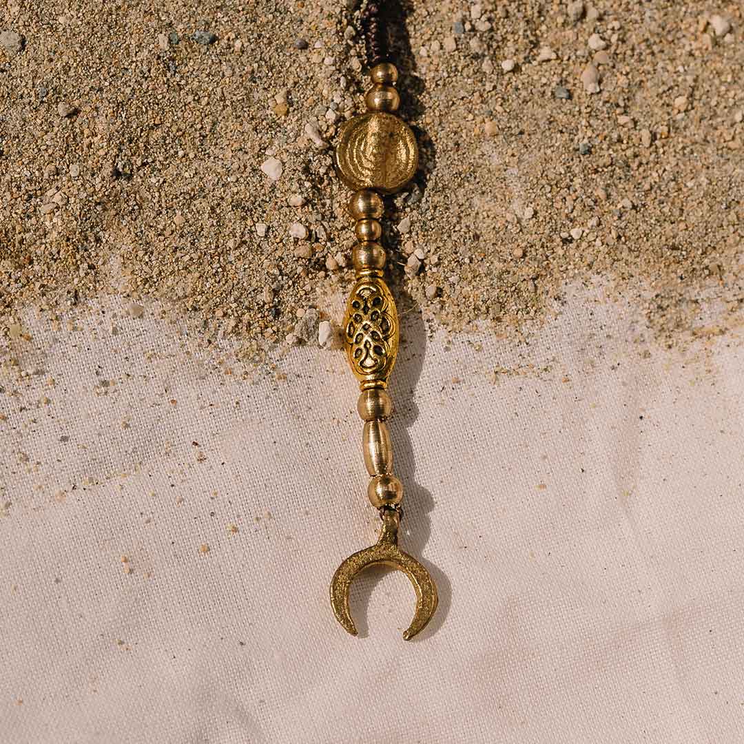 Auf diesem Bild sieht man die Hairwrap mit Mondanhänger im Detail.