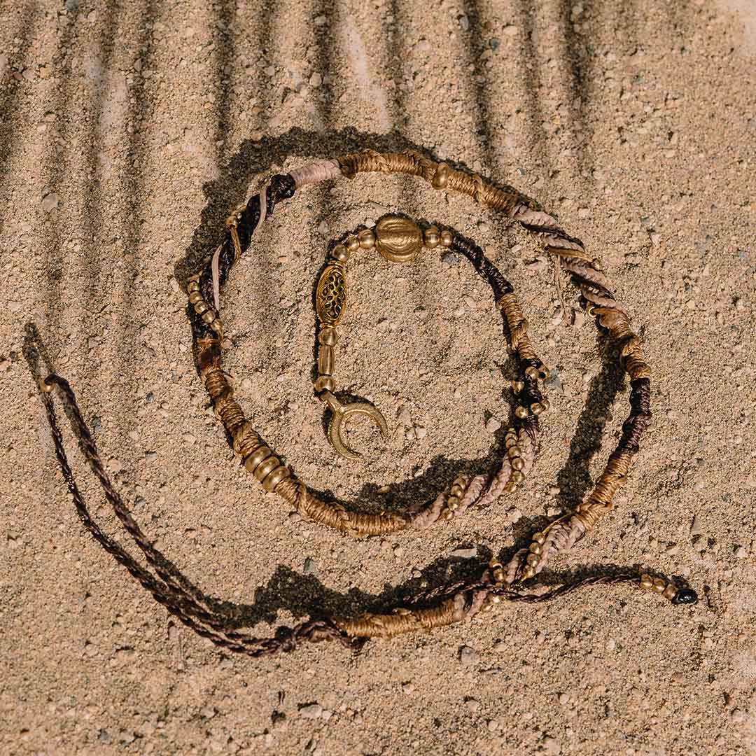 Auf diesem Bild sieht man die Hairwrap mit Mond Anhänger.