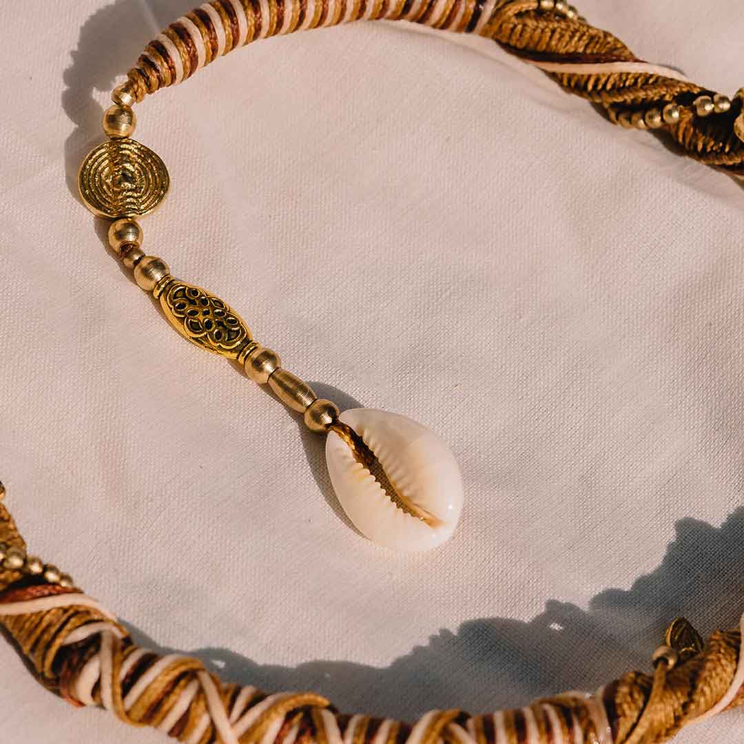 Dieses Bild zeigt die Hairwrap mit Kauri Muschel im Detail.