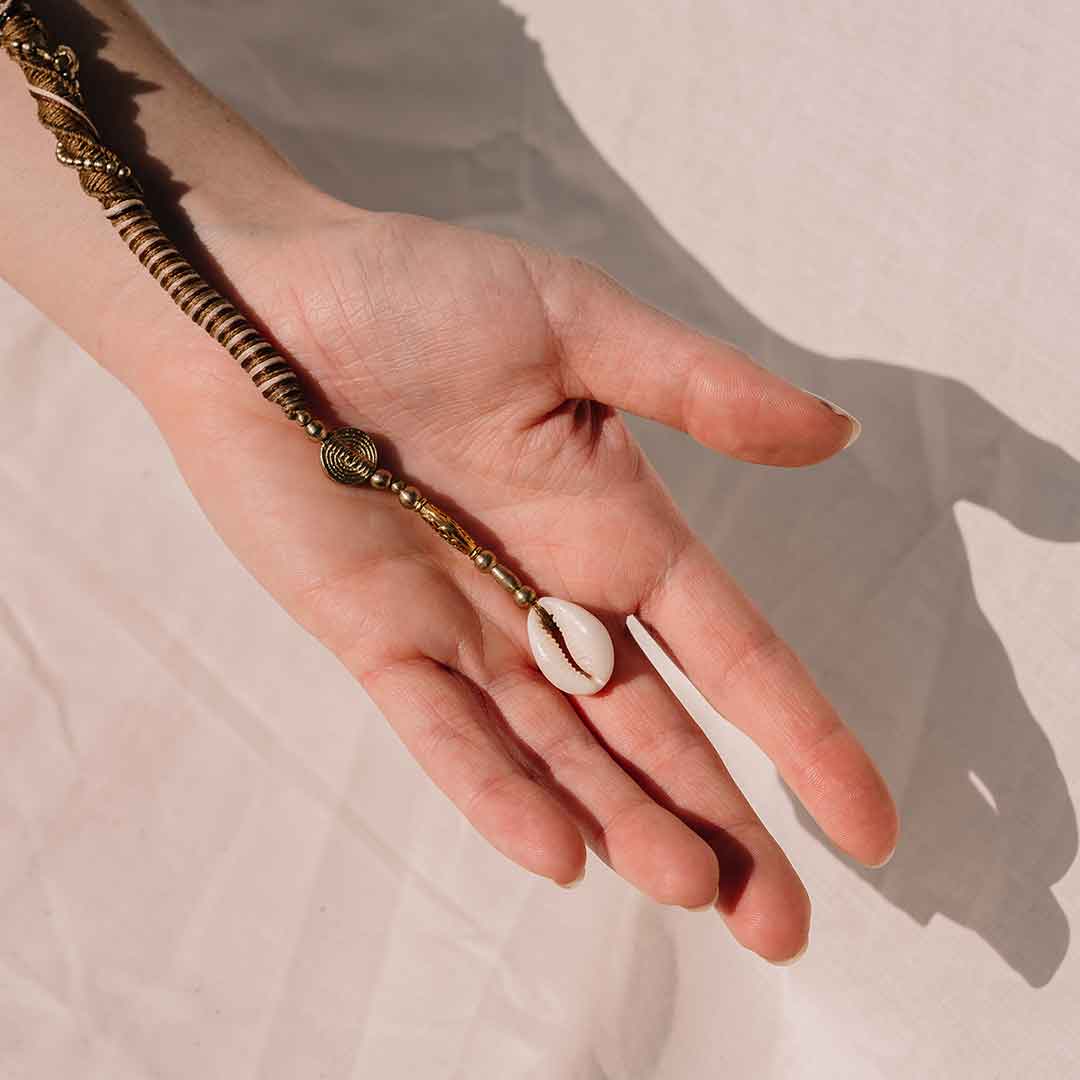 Auf diesem Bild sieht man die Hairwrap mit Muschel Anhänger