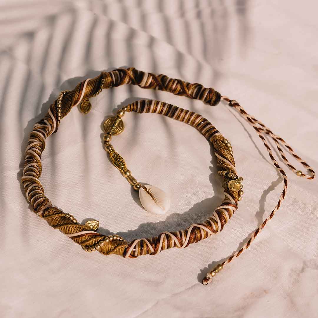 Auf diesem Bild sieht man die Muschel Hairwrap auf einem Untergrund liegend.