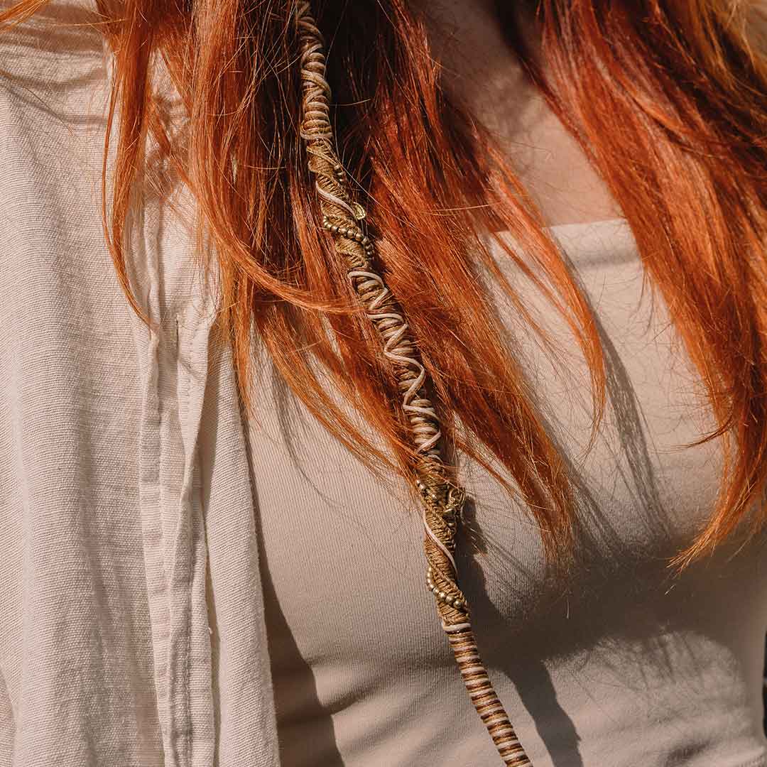 Dieses Bild zeigt die Hairwrap von einer Frau im Haar getragen.