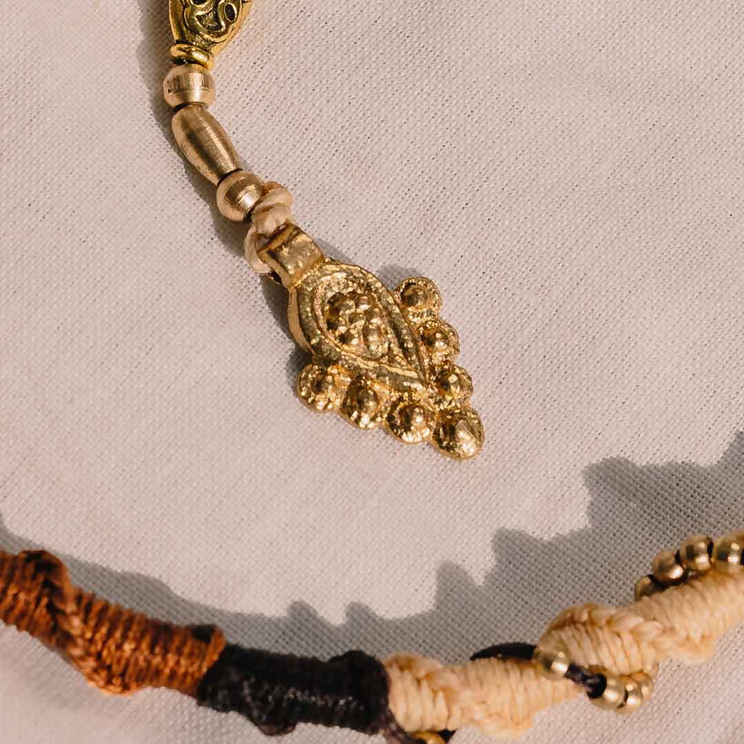 Dieses Bild zeigt die Messing Anhänger der Hairwrap im Detail.