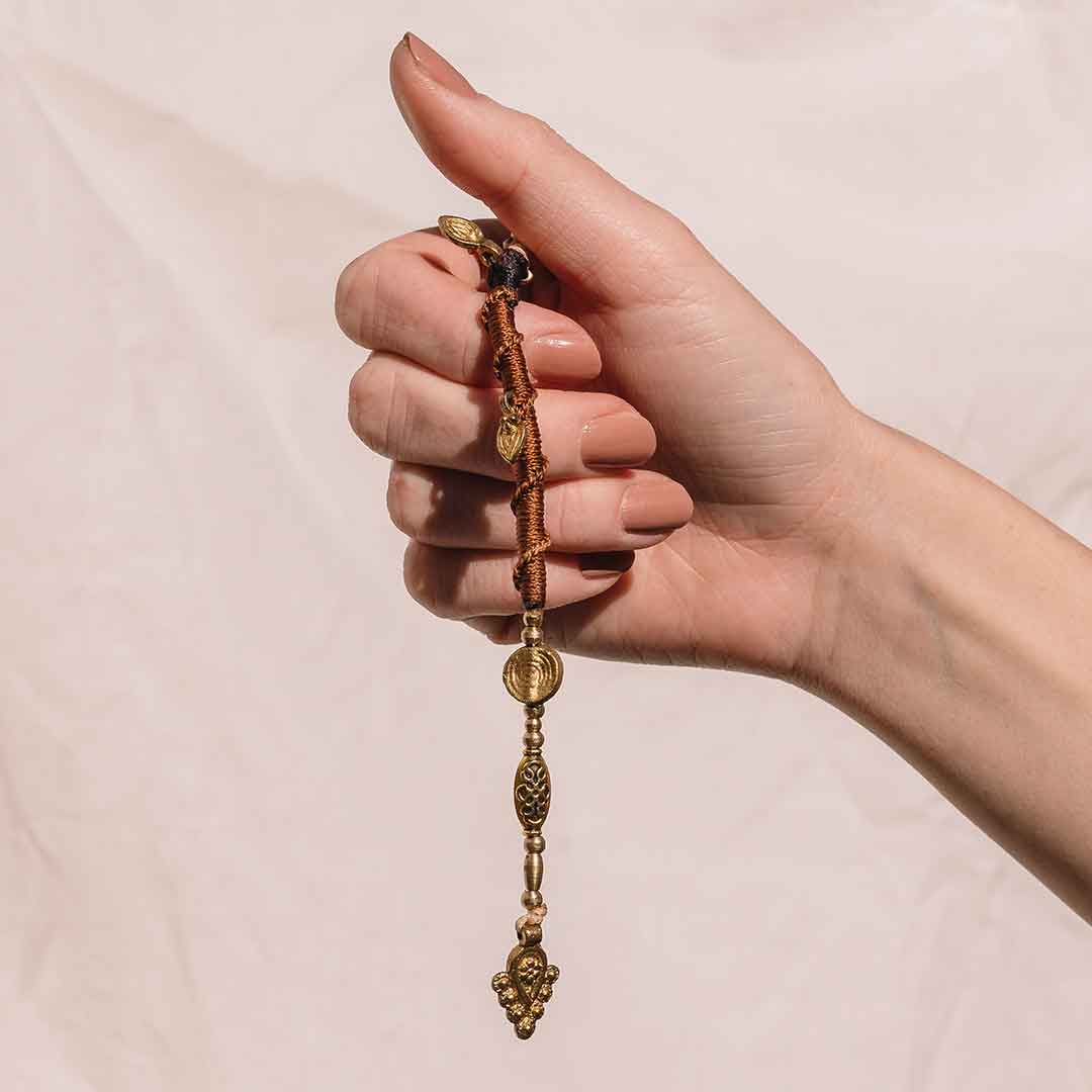 Auf diesem Bild wird die Hairwrap in einer Hand gehalten.