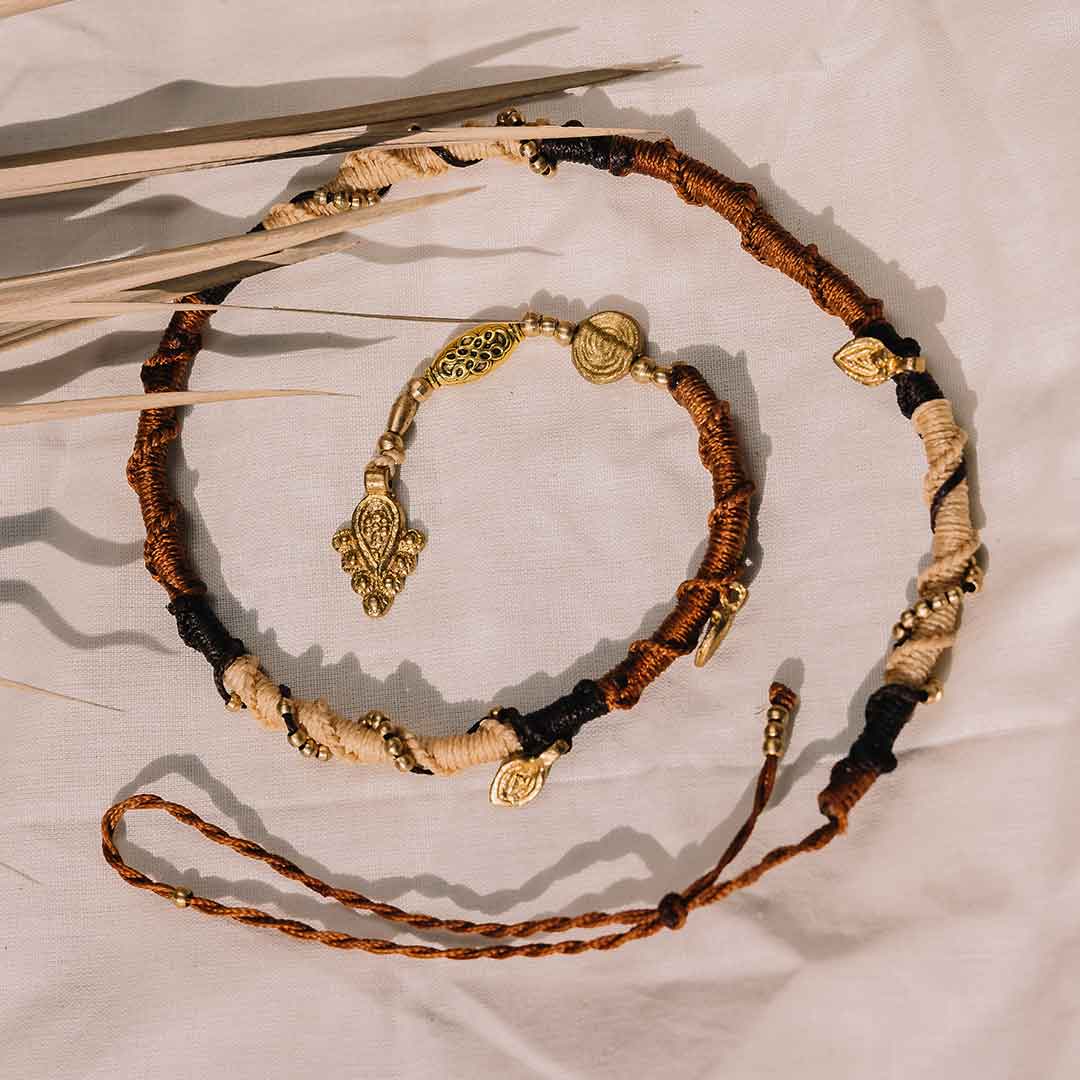 Auf diesem Bild sieht man die Hairwrap auf einem Tuch liegen..