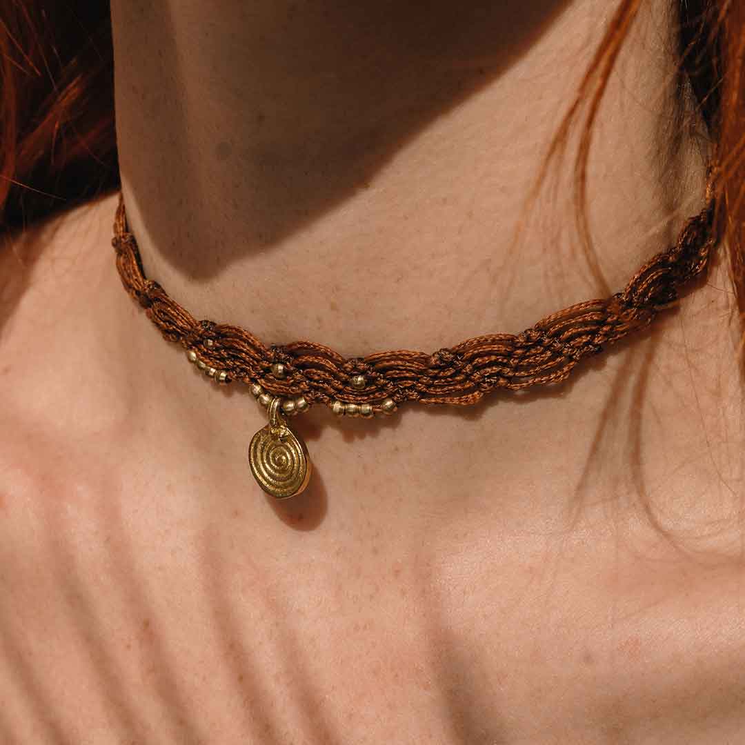 Auf diesem Bild sieht man den Makramee Choker von einer Frau getragen.