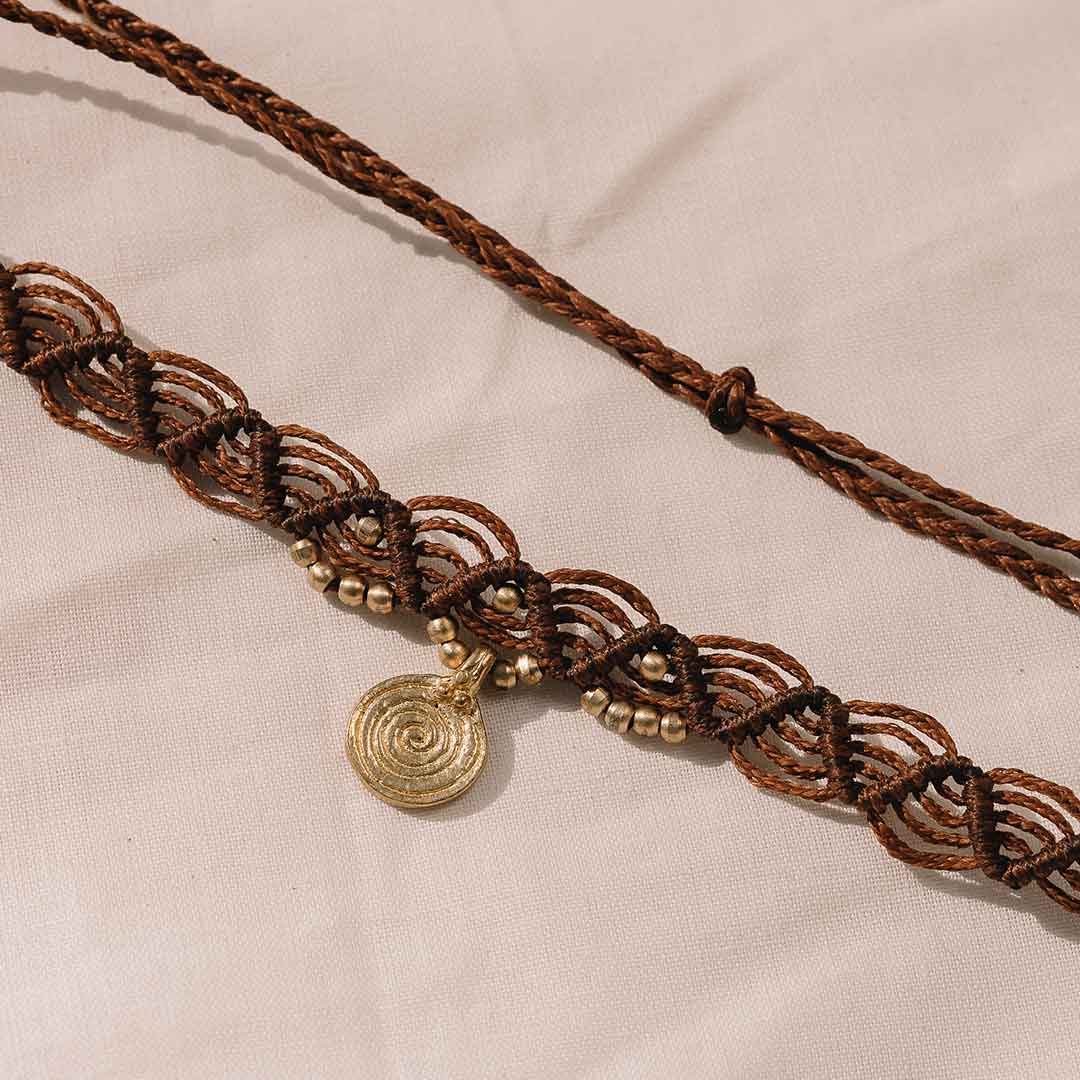 Auf diesem Bild wird der Boho Choker im Detail gezeigt.