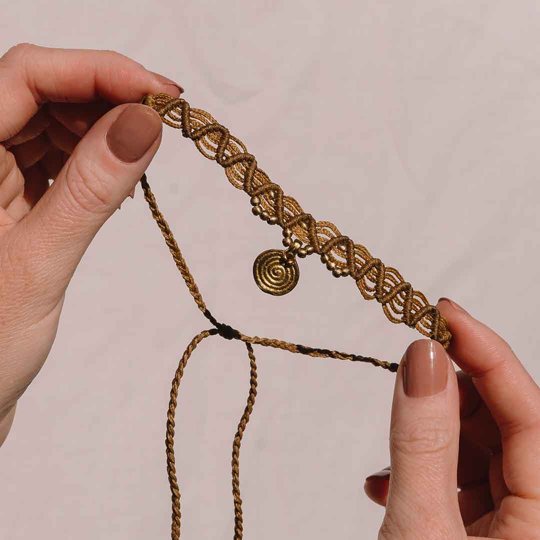 Auf diesem Bild wird der Boho Choker von einer Frau gehalten.