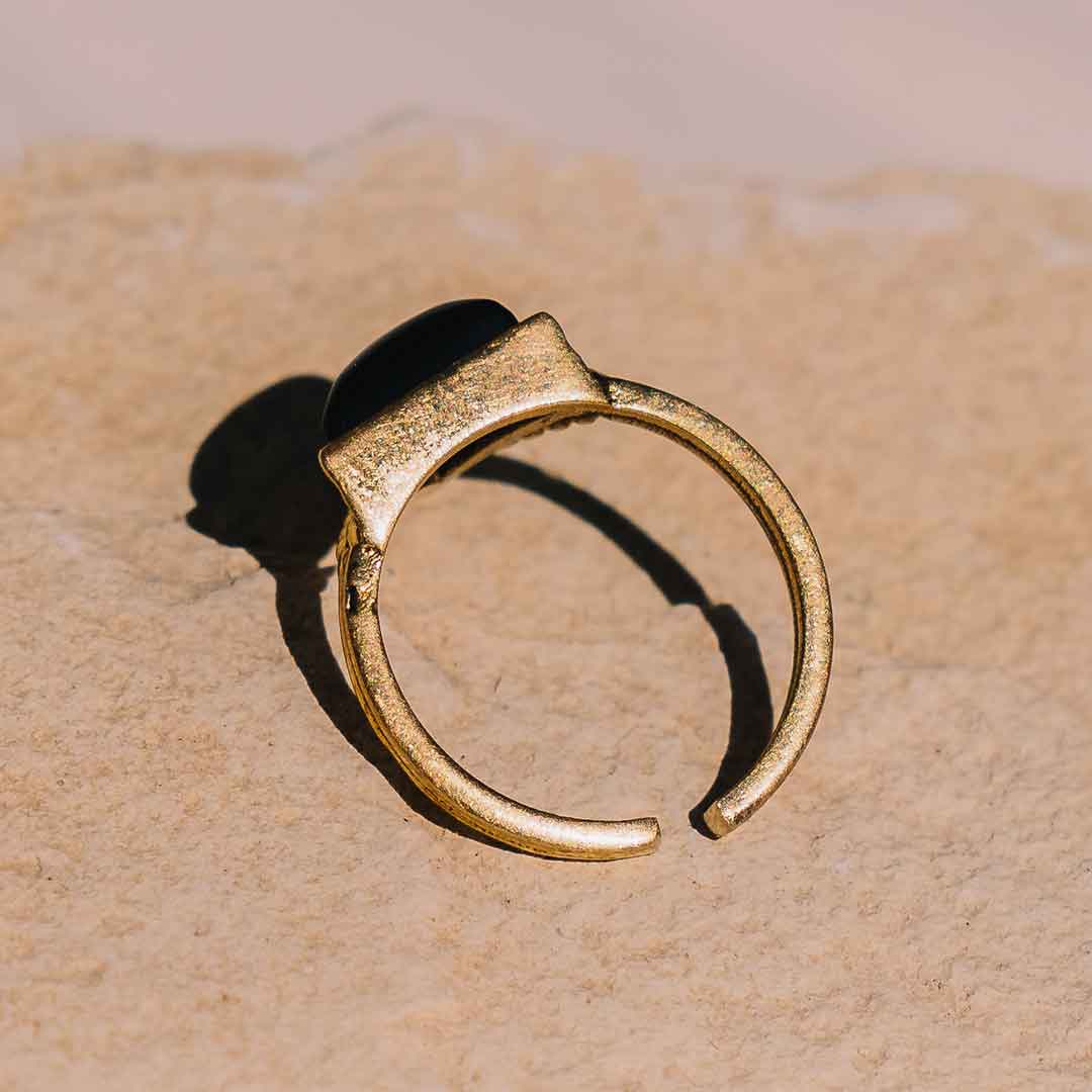Auf diesem Bild sieht man den größenverstellbaren Verschluss des Onyx Ring.