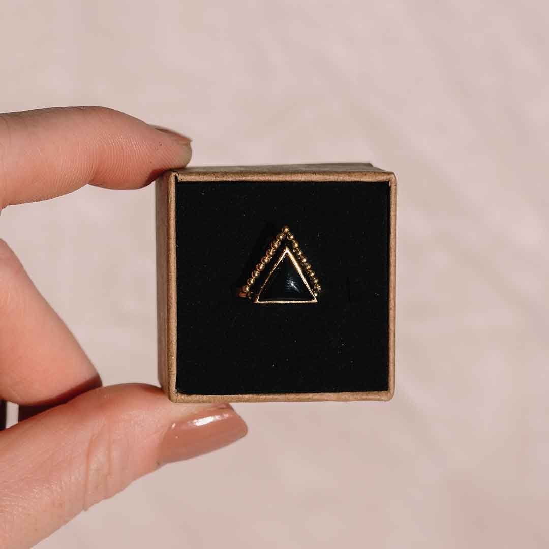 Auf diesem Bild sieht man die den Onyx Ring mit seiner Verpackung.