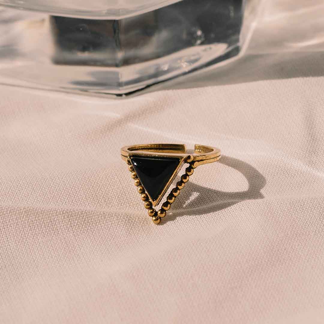 Dieses Bild zeigt den Boho Onyx Ring auf einem Tuch liegend.