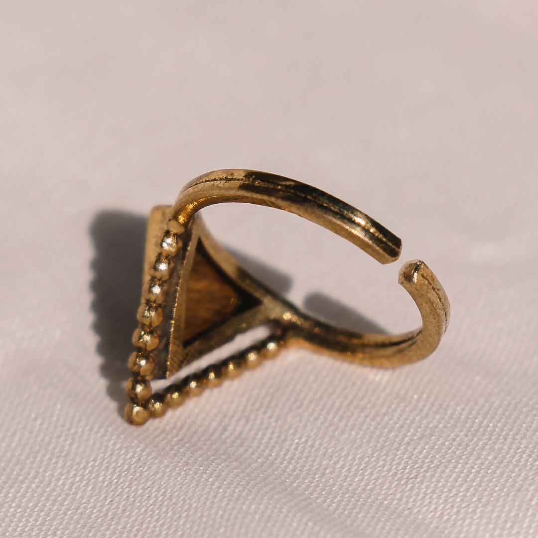 Auf diesem Bild sieht man den Verschluss des Tigerauge Ring.