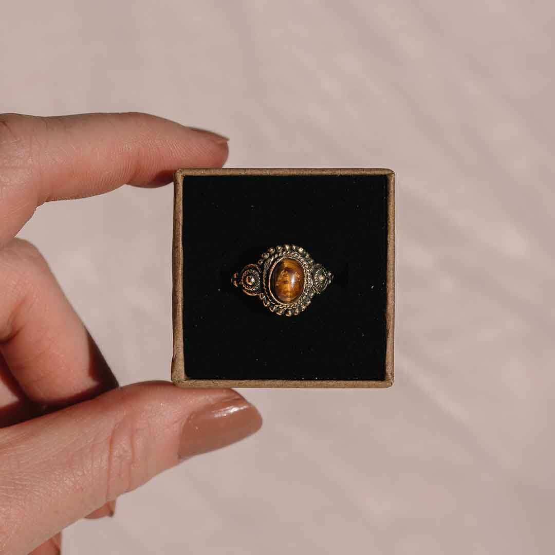 Dieses Bild zeigt den Boho Ring mit Tigerauge in seiner Verpackung.