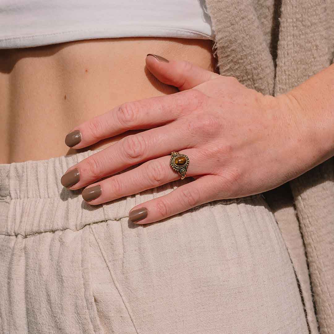 Auf diesem Bild sieht man den Boho Ring mit Tigerauge an der Hand eines Models.