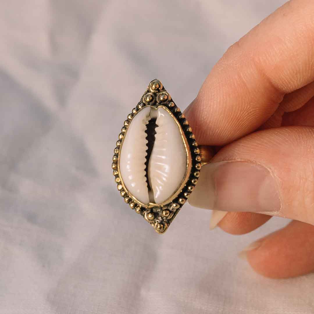 Auf diesem Auge wir der Ring mit Muschel von einer Hand gehalten.