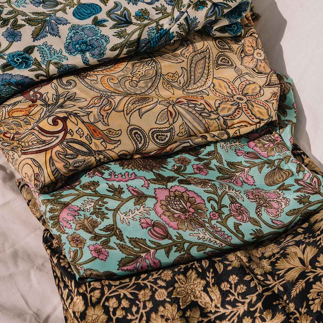 Dieses Bild zeigt weitere Boho Blusen und Tops in verschiedenen Farben und Mustern.