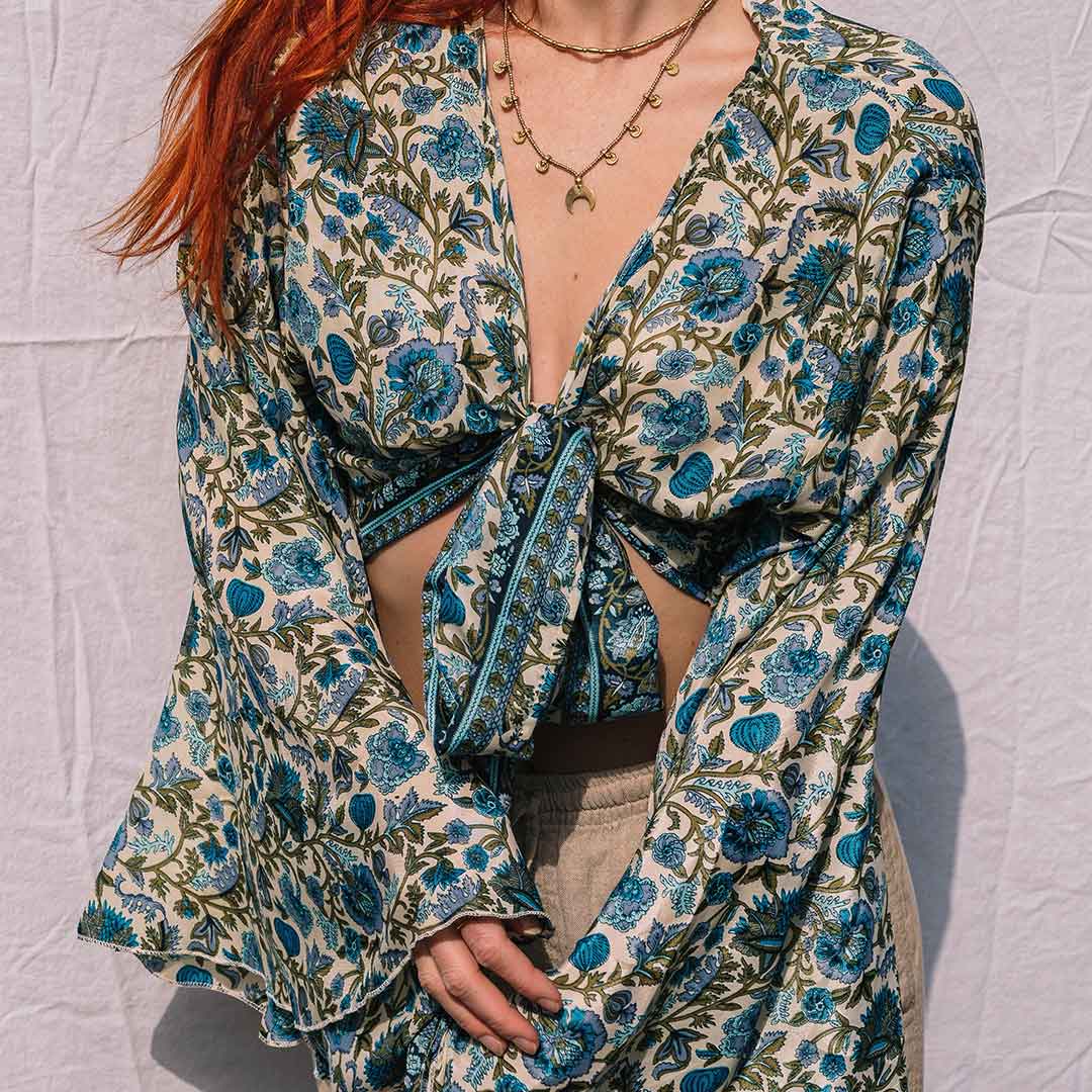 Dieses Bild zeigt das Boho Top von einer Frau getragen.