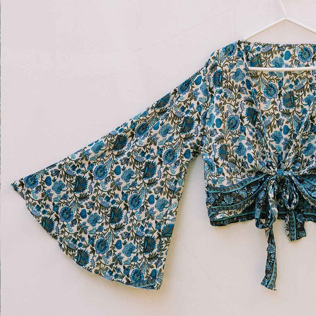 Auf diesem Bild sieht man das Boho Top auf einem Kleiderhaken.