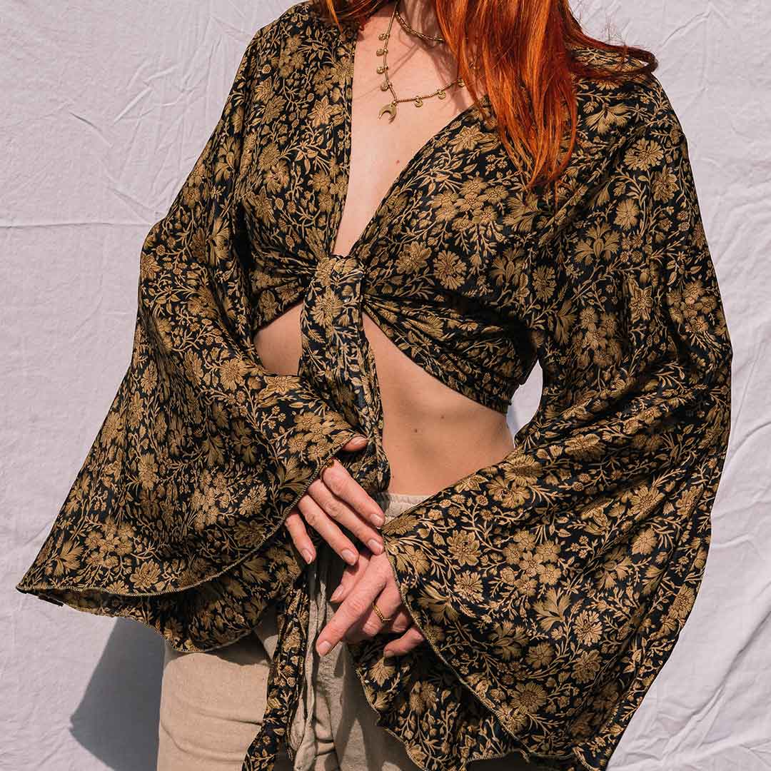 Dieses Bild zeigt die Bluse im Boho Style von einer Frau getragen.