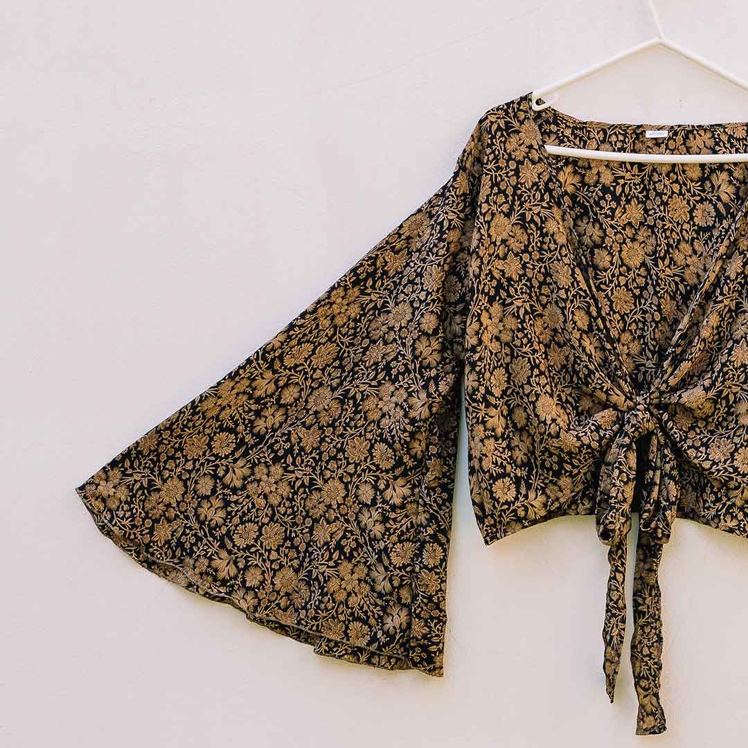 Auf diesem Bild sieht man die Boho Bluse an einem Kleiderbügel.