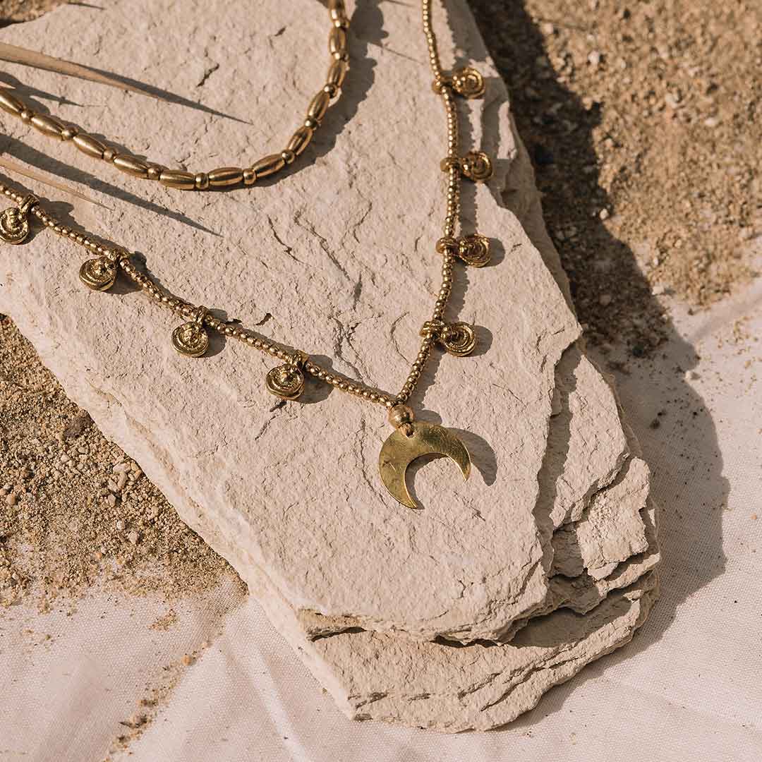 Auf diesem Bild sieht man die Halbmond Halskette auf einem Stein liegen