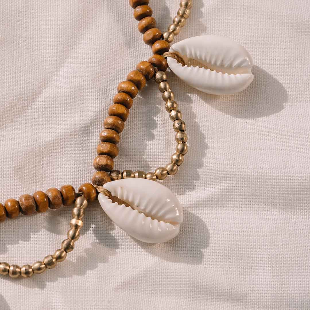Dieses Bild zeigt die Muschel Perlenkette mit Kaurmuschel im Detail.