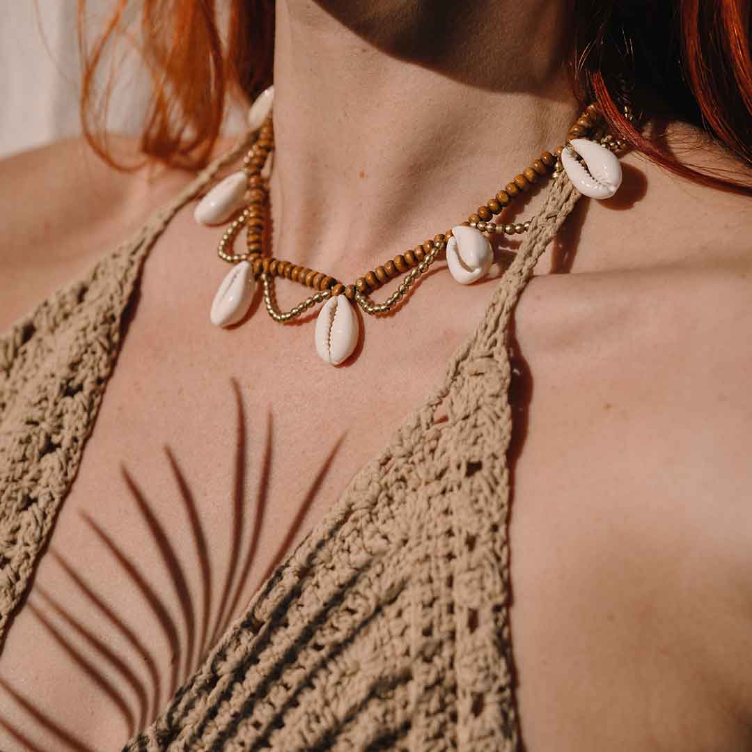 Auf diesem Bild sieht man die Muschel Perlenkette am Hals eines Models