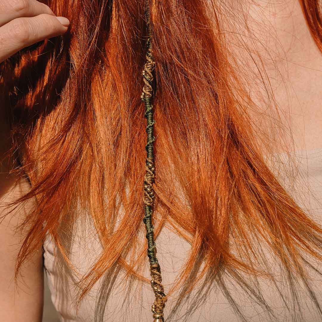 Auf diesem Bild wird die Hairwrap von einer Frau im Haar getragen