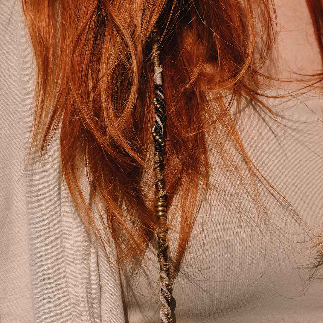 Auf diesem Bild wird die Hairwrap von einer Frau im Haar getragen.