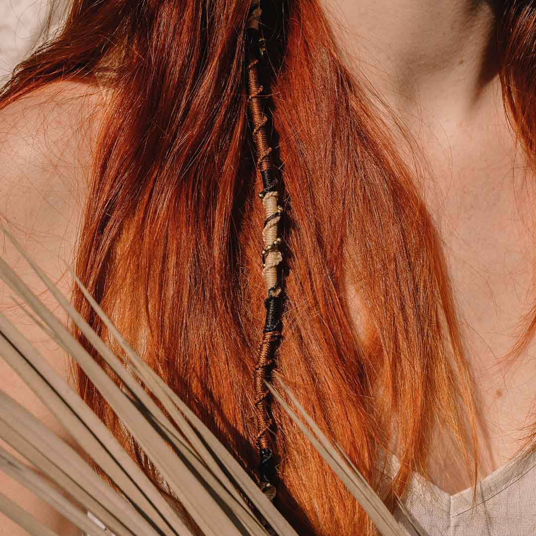 Dieses Bild zeigt die Hairwrap im Haar von einer Frau getragen.