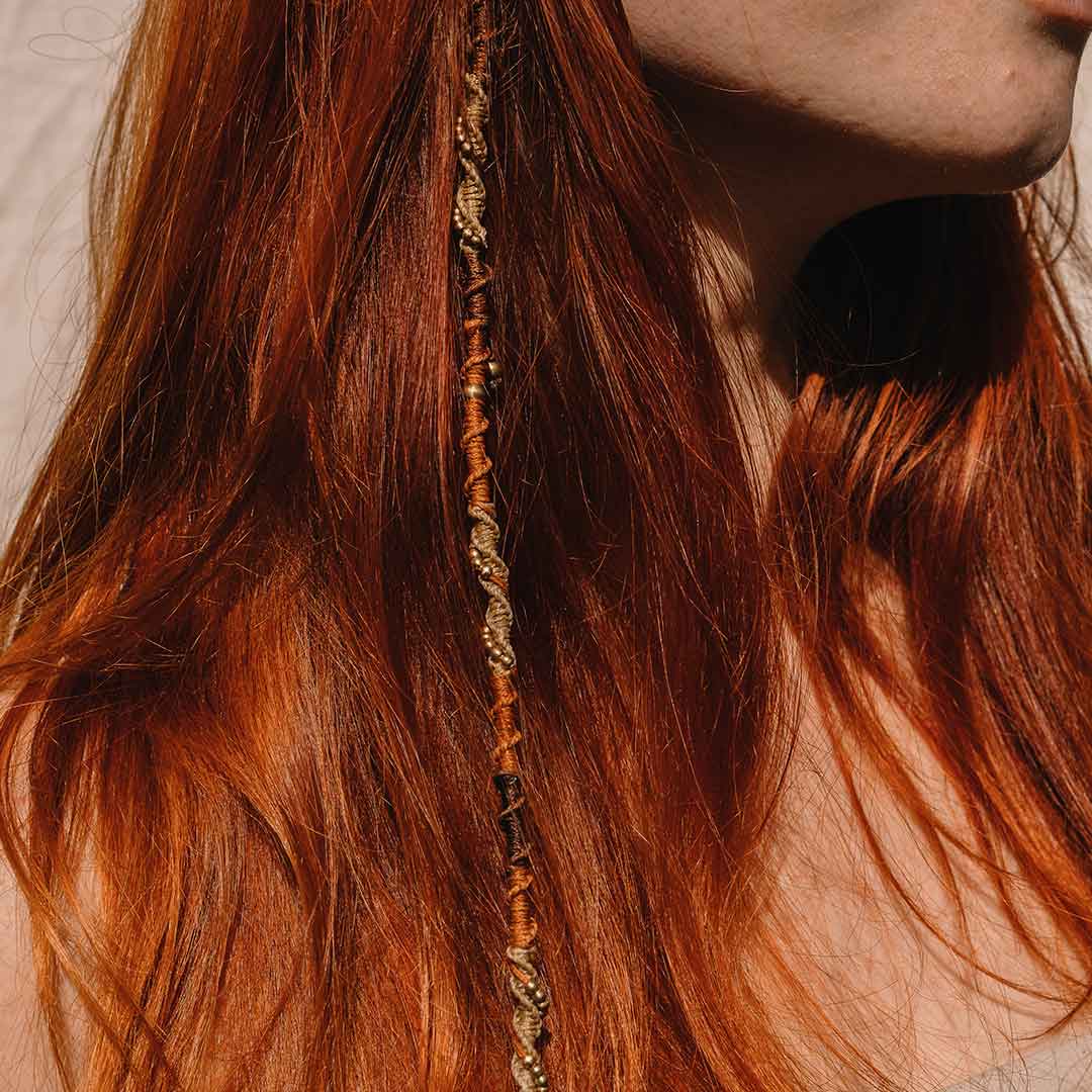 In diesem Bild wird die Hairwrap von einer Frau im Haar getragen.