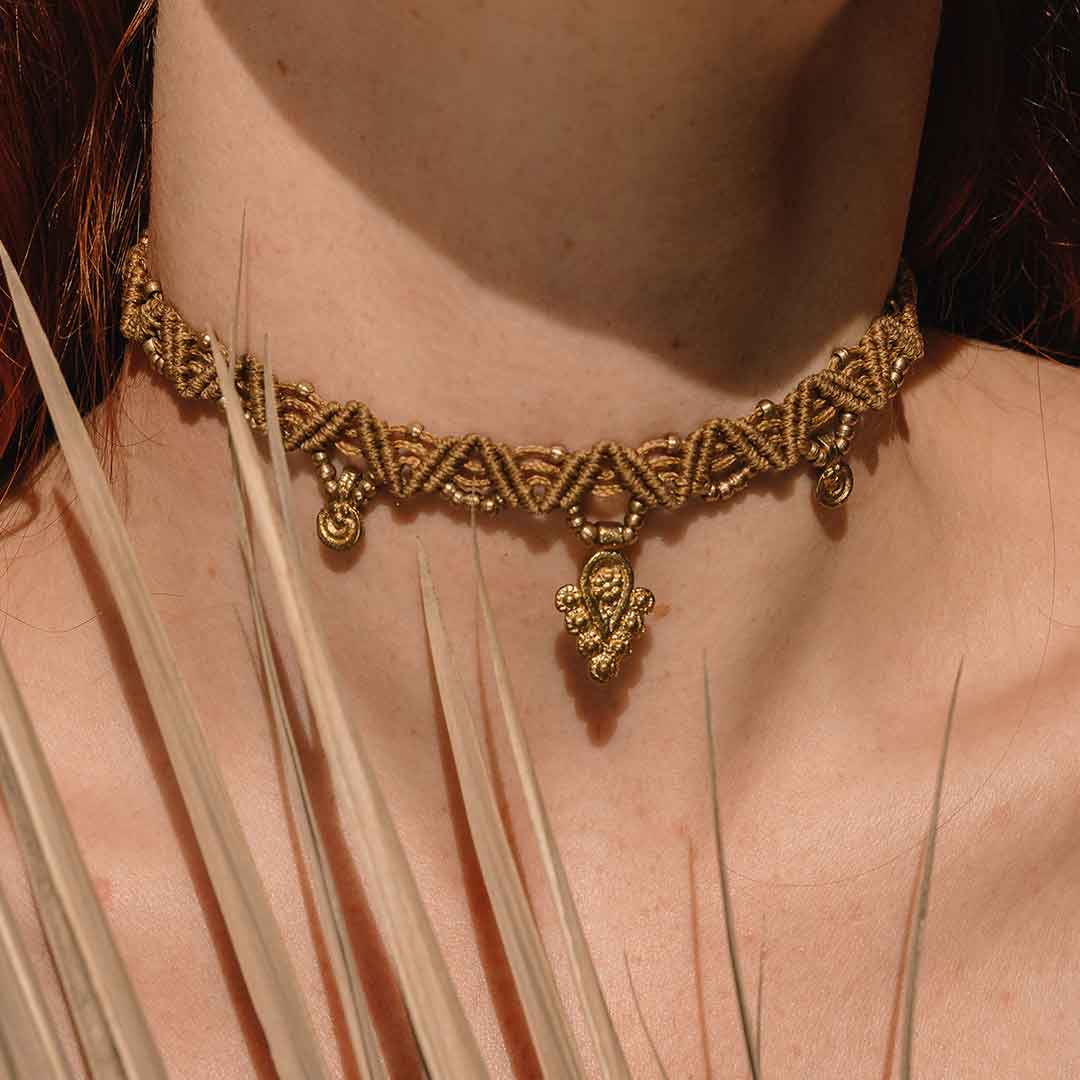 Dieses Bild zeigt die Halskette aus Makramee am Hals einer Frau.