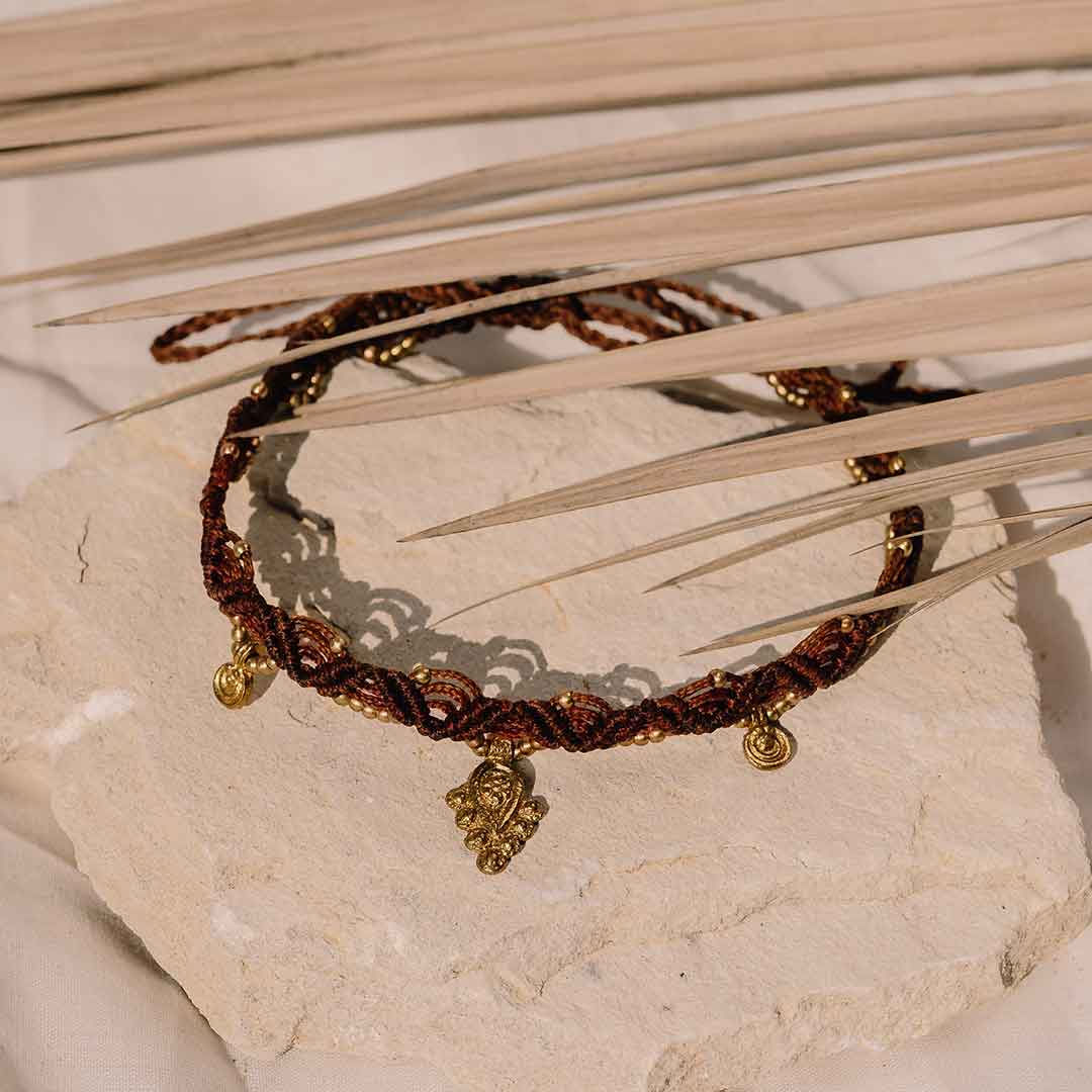 Auf diesem Bild wir die Boho Halskette aus Makramee im Detail gezeigt.