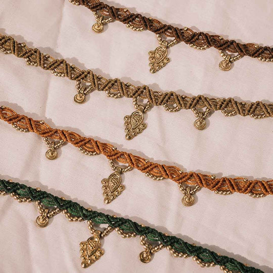 Auf diesem Bild sieht man die Halsketten aus Makramee in verschiedenen Farben.
