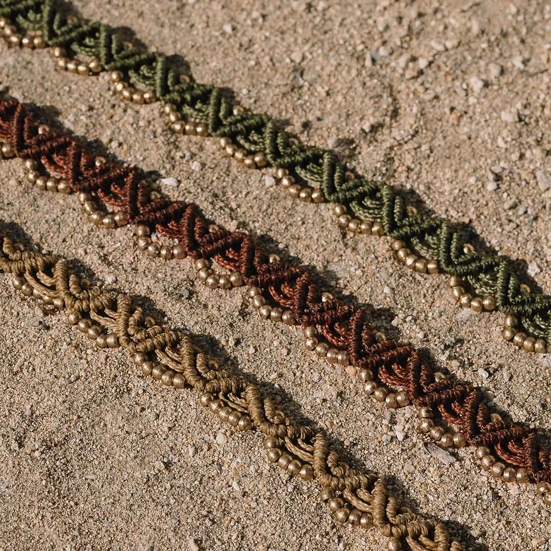 Das Bild zeigt die Makramee Halsketten in verschiedenen Farben.