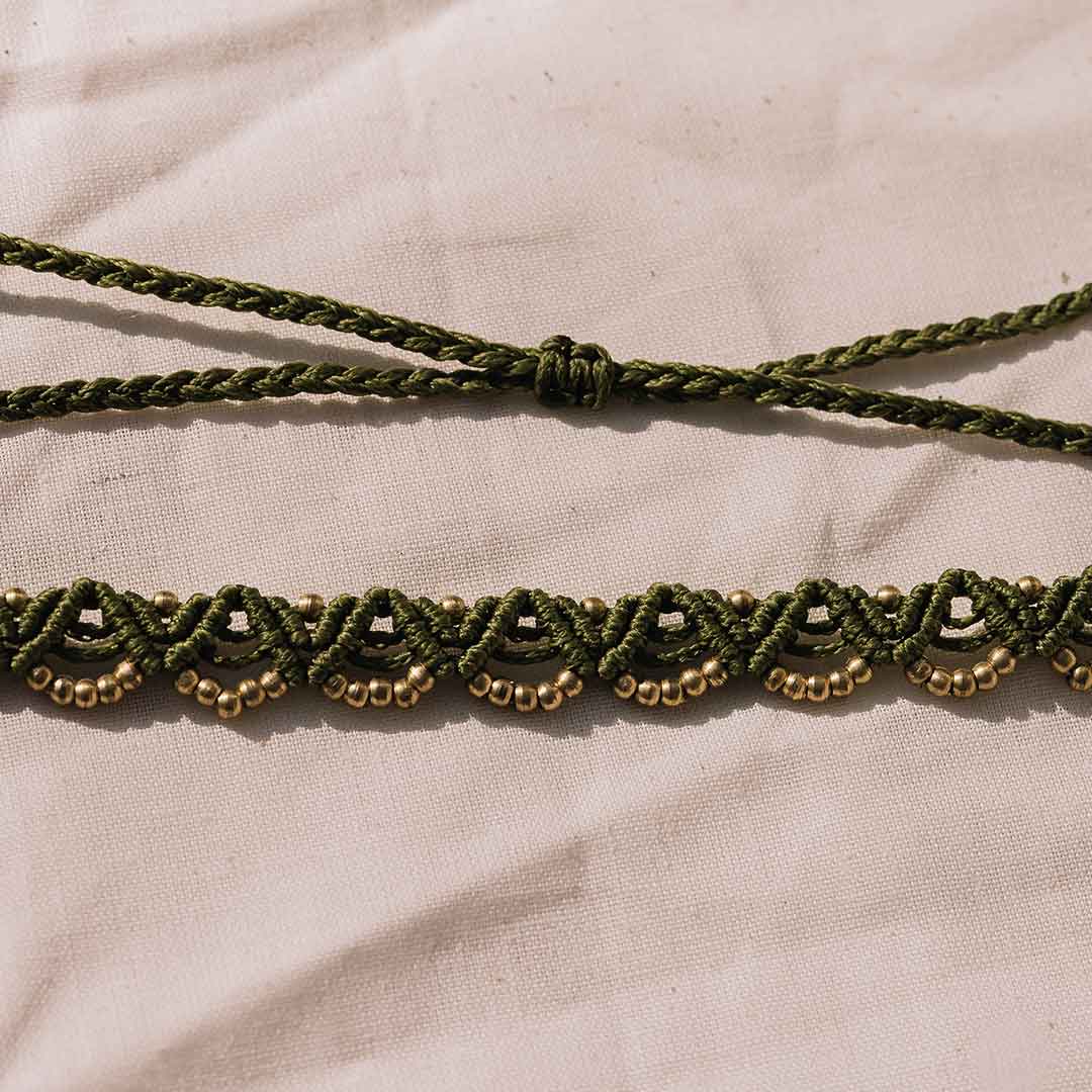 Dieses Bild zeigt die Makramee Halskette mit Messing Perlen im Detail.