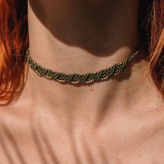 Auf diesem Bild sieht man eine Frau mit der Makramee Halskette.