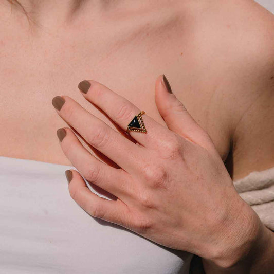 Auf diesem Bild sieht man den Boho Ring mit Onyx am Finger einer Frau getragen.