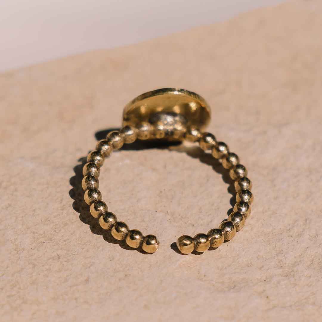 Auf diesem Bild sieht man den Verschluss des gehämmerten Gold Ring.