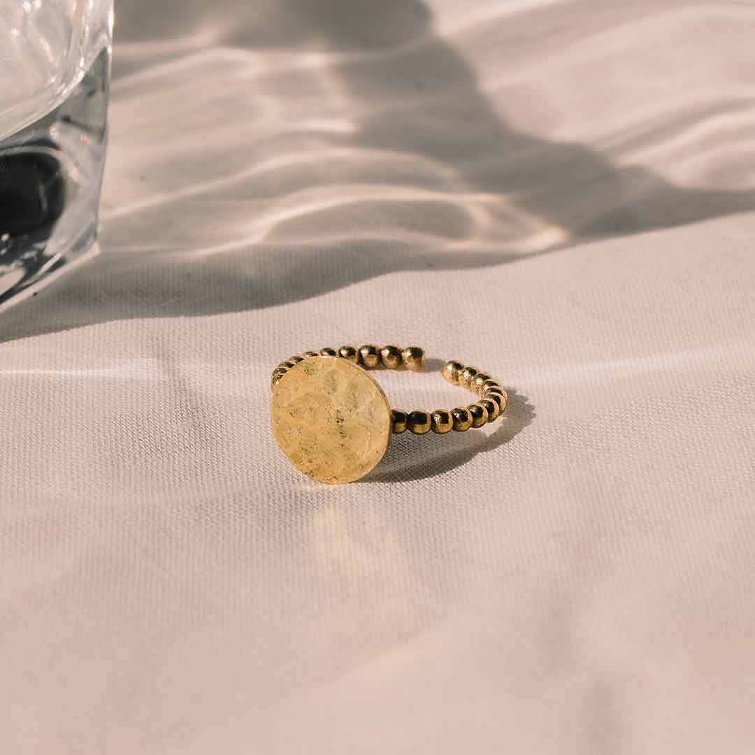 Dieses Bild zeigt den gehämmerten Ring in Gold im Detail.