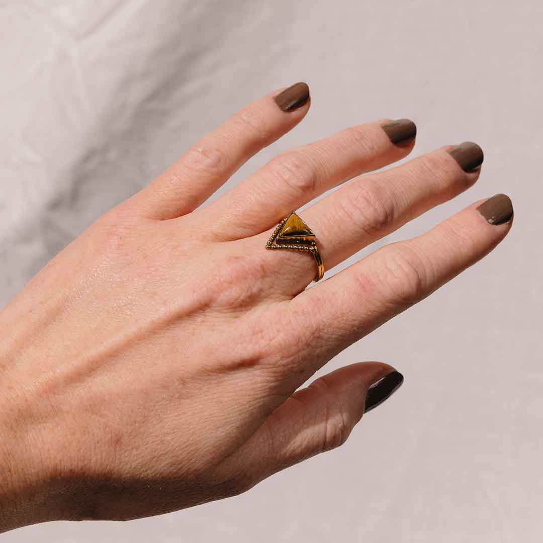 Auf diesem Bild sieht man den Tigerauge Ring am Finger eines Models getragen.