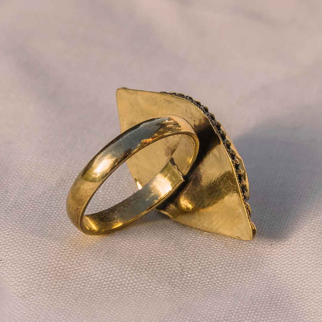 Dieses Bild zeigt eine Detailansicht von dem Muschel Ring in Gold.